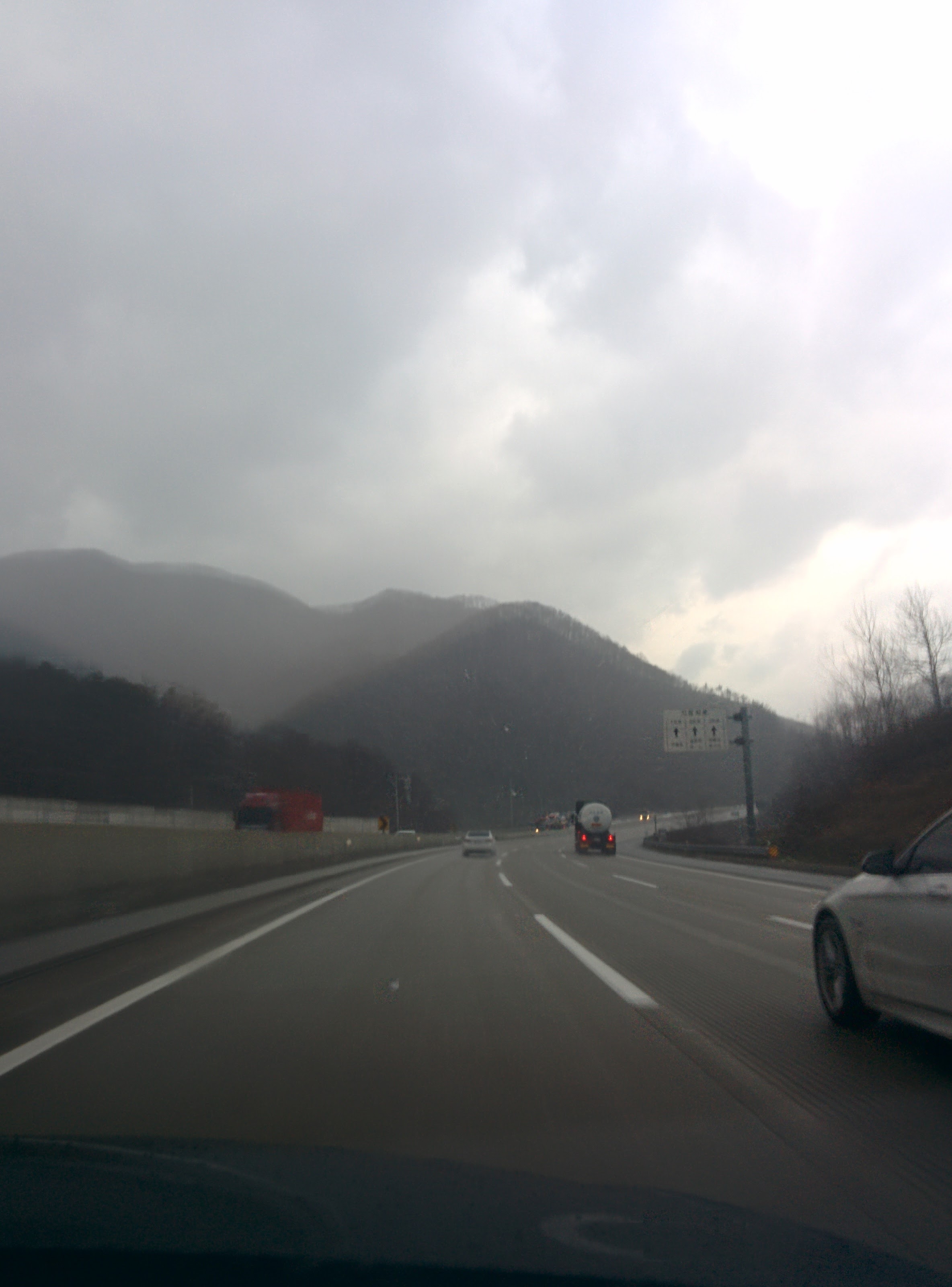 IMG_20151203_155622.jpg 눈날리는 고속도로... 황간휴게소