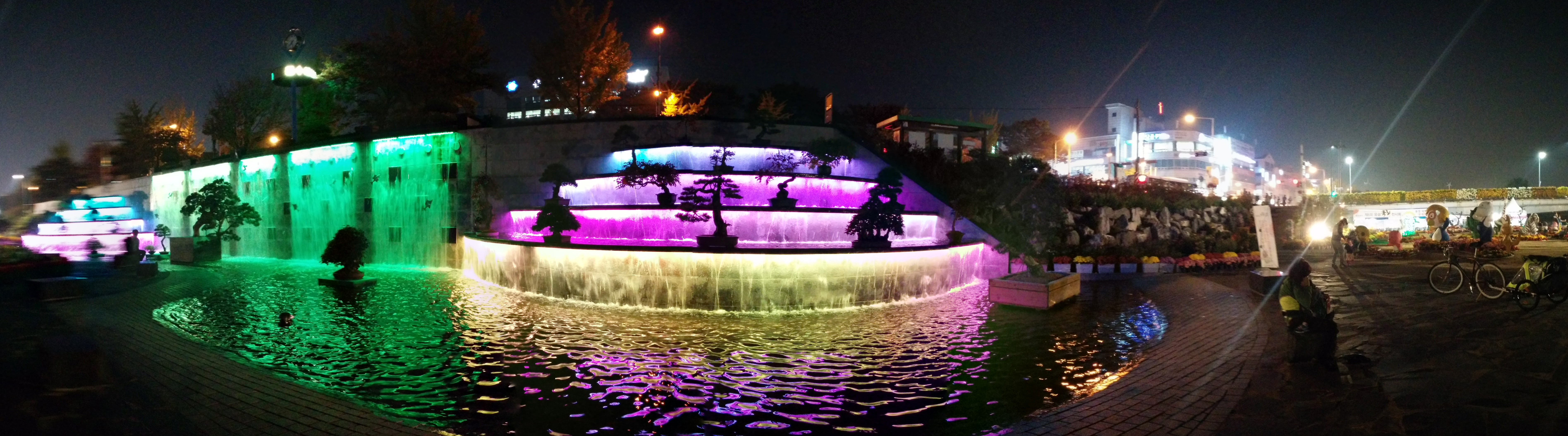 PANO_20151020_192056.jpg 축제중인 불빛 분수대 파노라마 사진