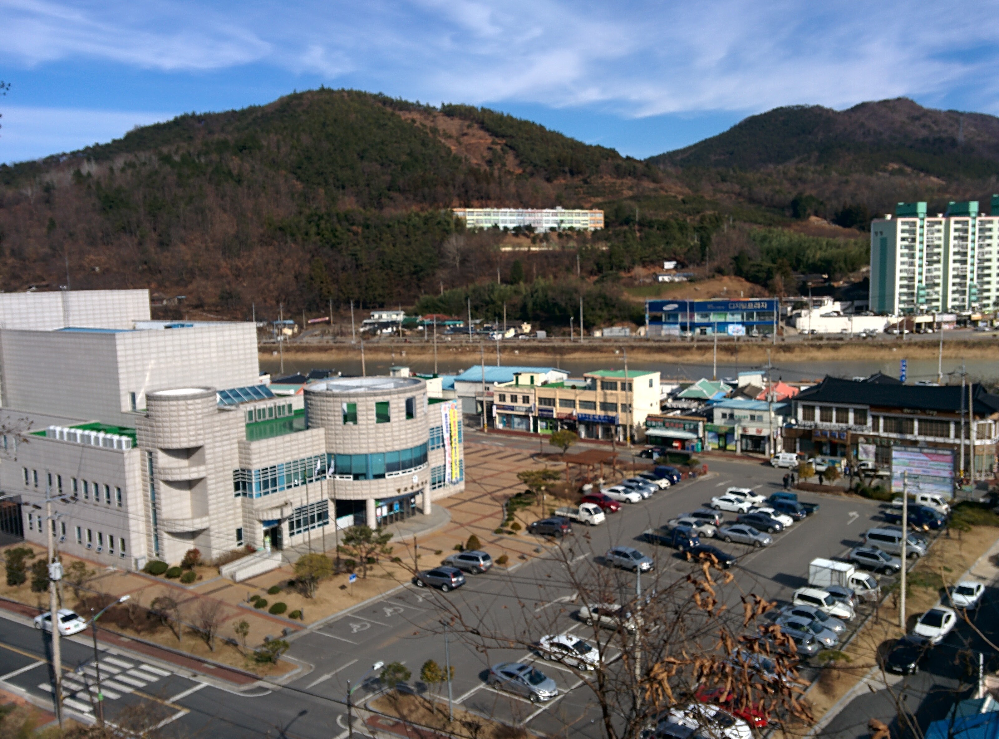 IMG_20151229_121438.jpg 부용산 산책로 입구에서 본 벌교읍사무소, 고려회관, 빈스탑 풍경