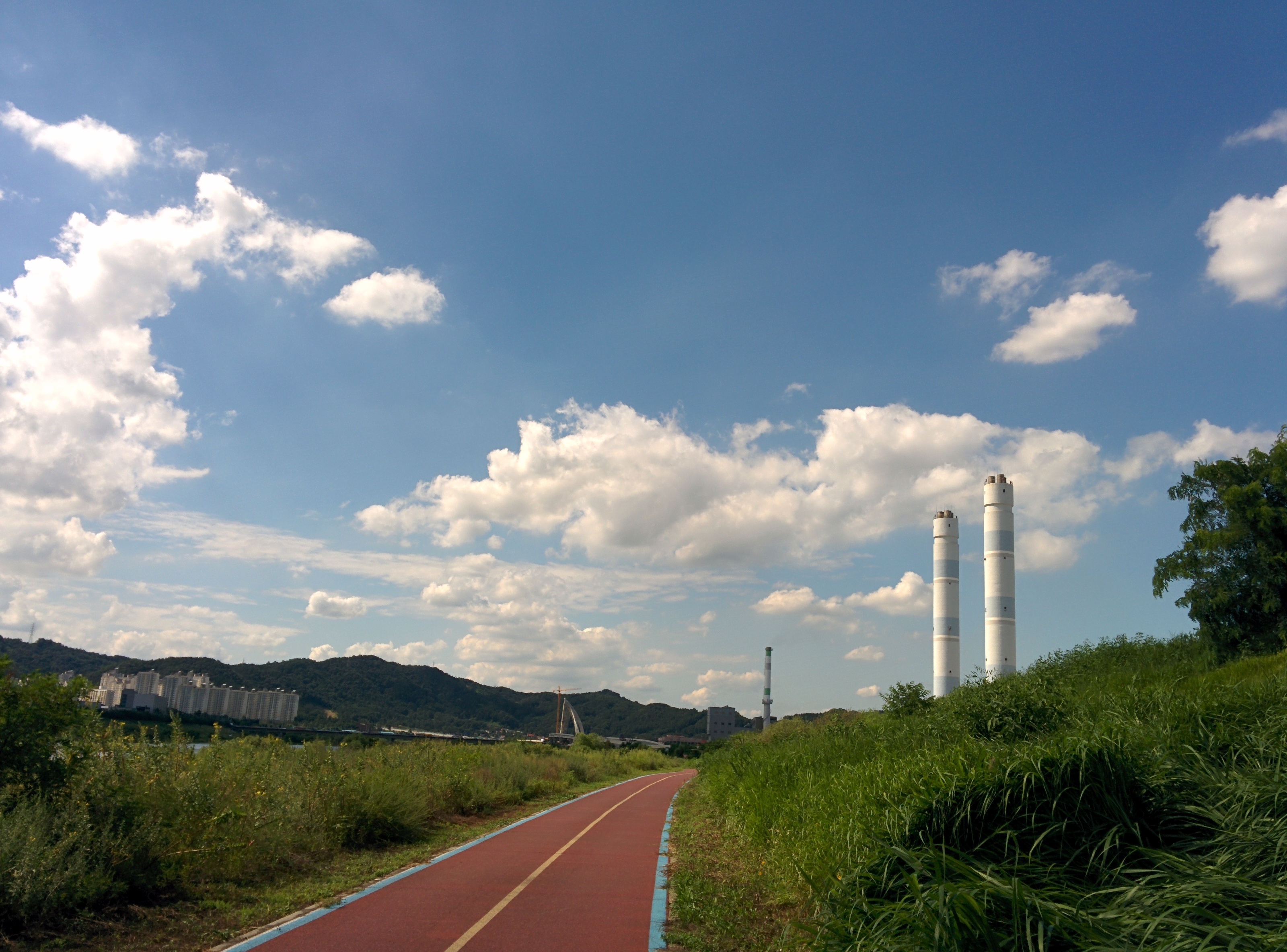 IMG_20150826_145209.jpg 신탄진 공장굴뚝, 금강엑슬루타워, 한국타이어 신탄진 공장, 뭉게구름, 가을하늘
