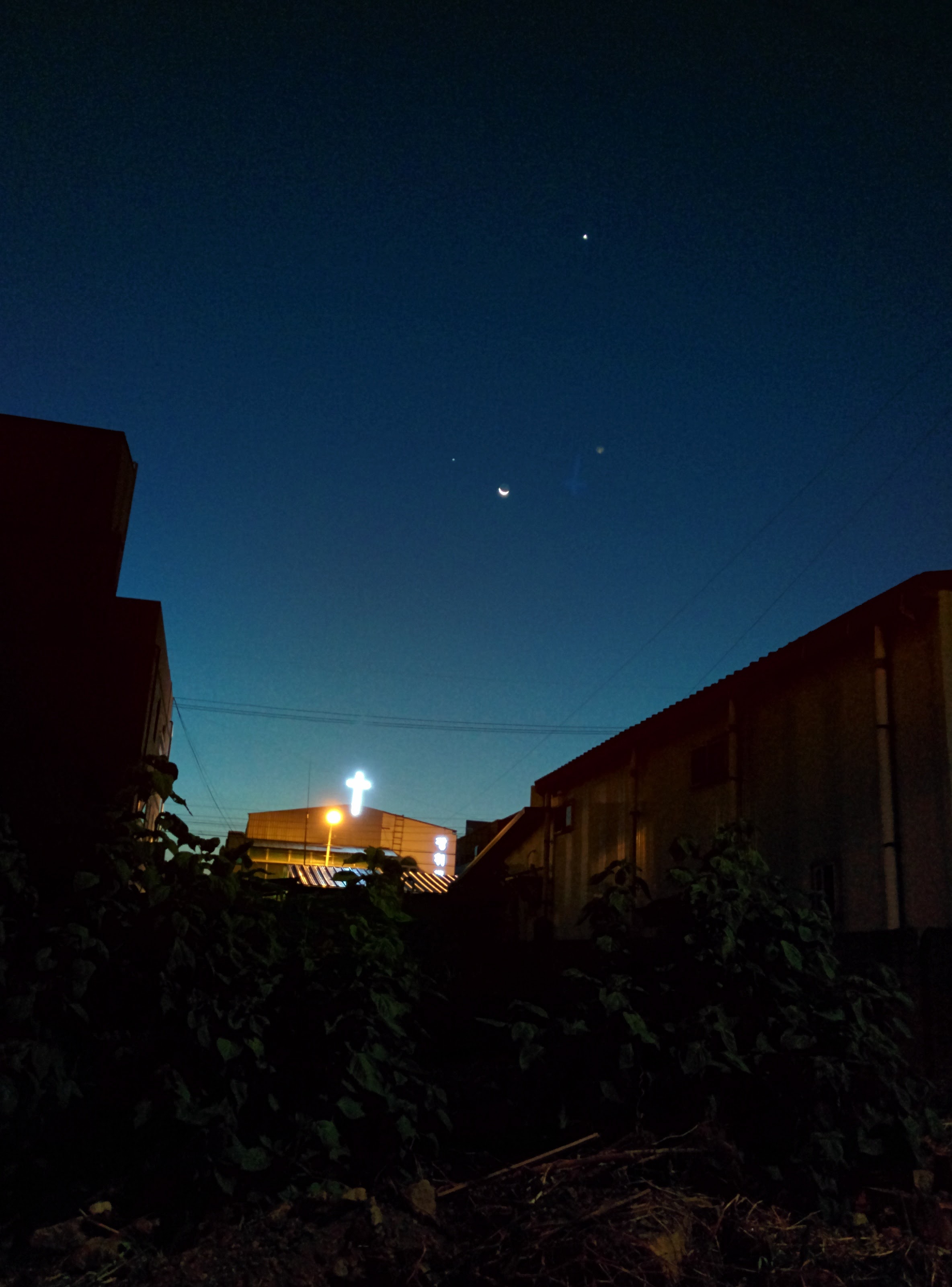 IMG_20151010_055913.jpg 새벽 달, 그리고 세개의 발광체