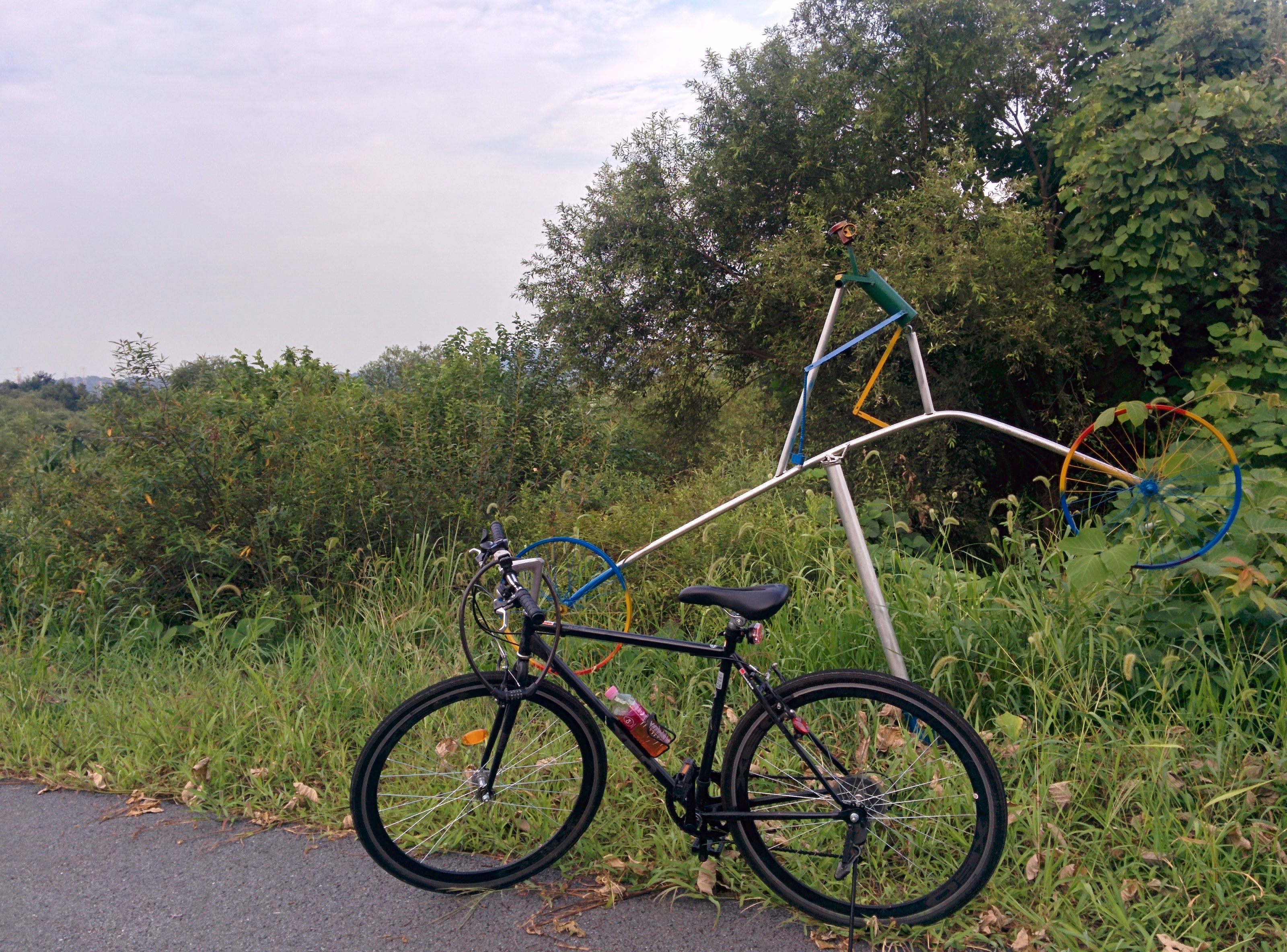 IMG_20150823_174102.jpg 세종시 자전거도로에는 자전거 조각이 몇 개 있다.