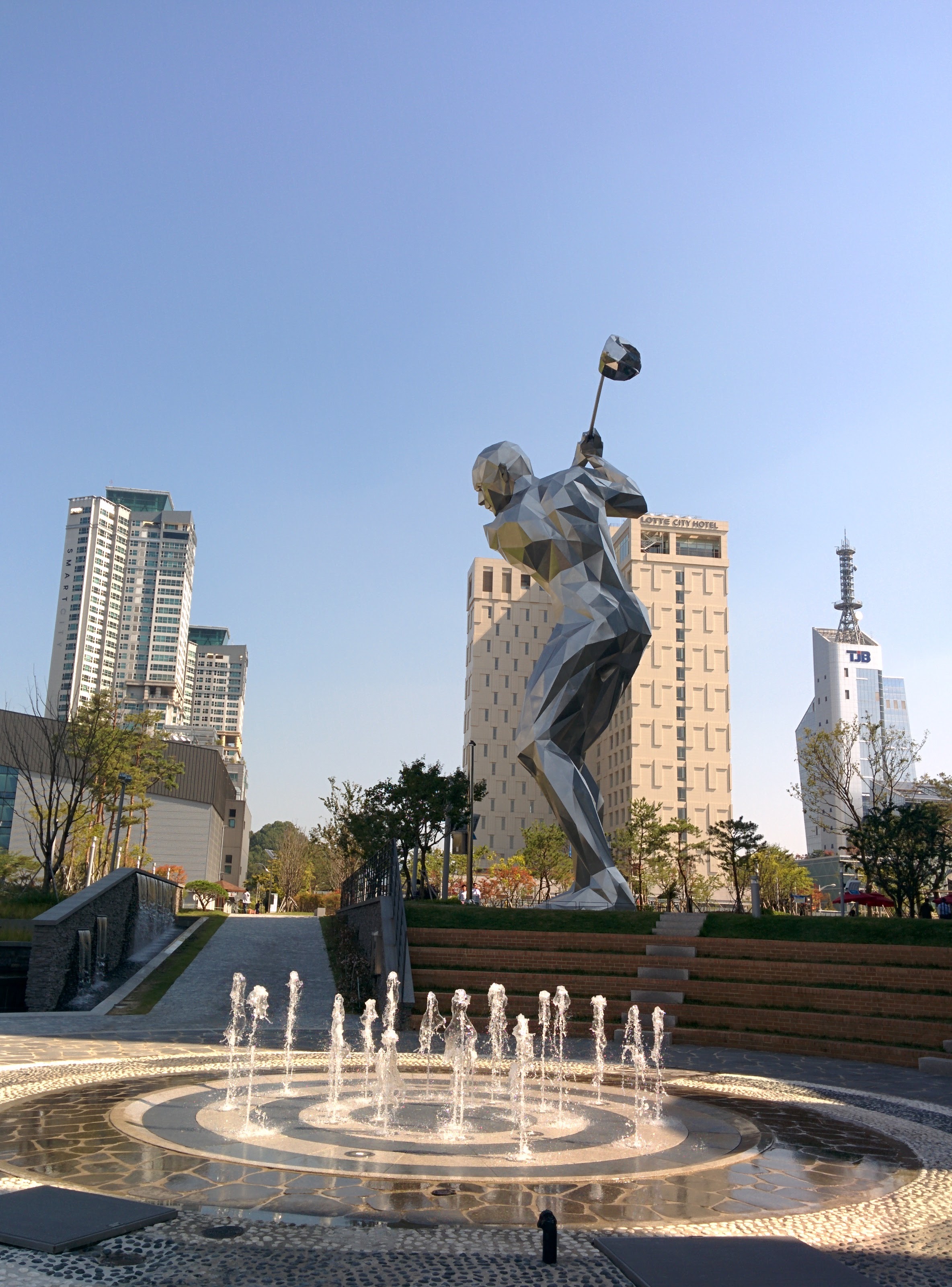 IMG_20151006_130439.jpg 골프치는 사람 조각상, Golfer 2014