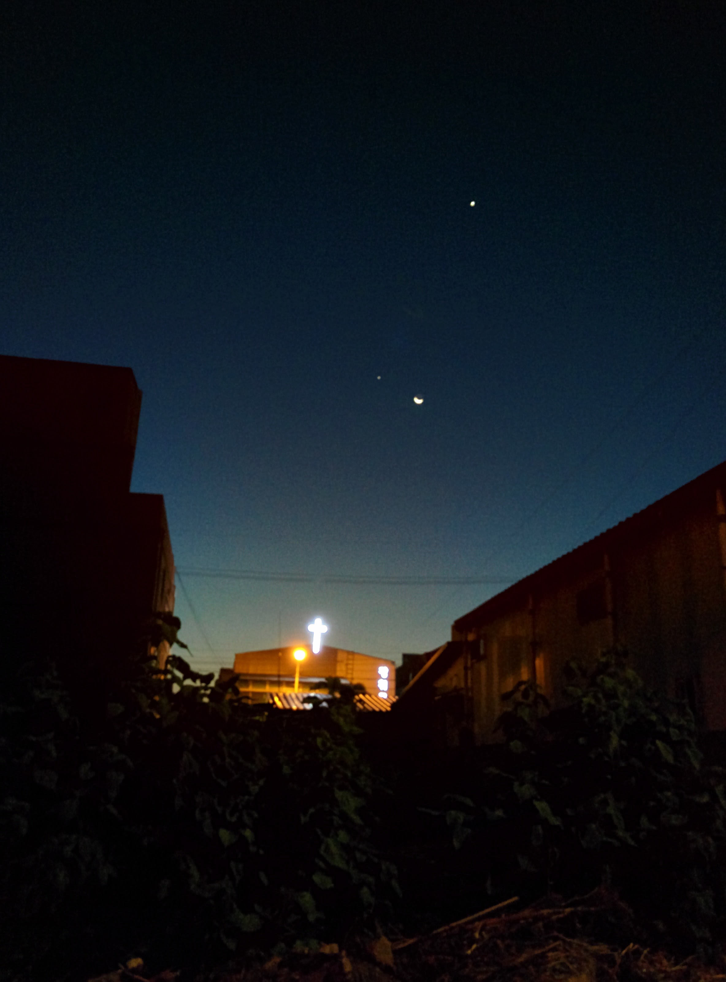 IMG_20151010_055843.jpg 새벽 달, 그리고 세개의 발광체