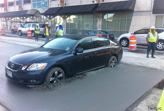 carparked17.jpg 물컹한 콘크리트에 주차한 무개념 차, “운전자는 갇혔나?” 