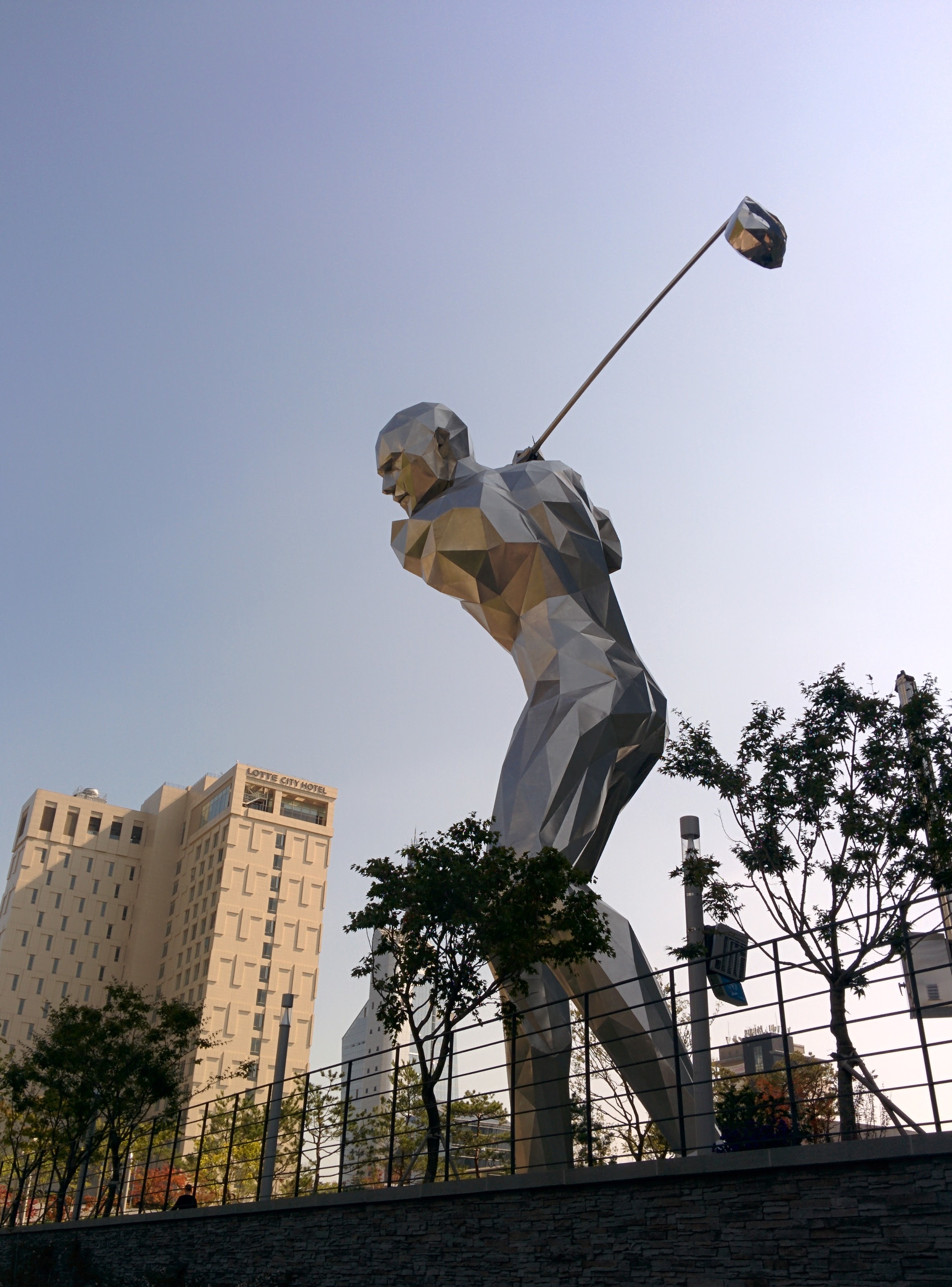 IMG_20151006_130508.jpg 골프치는 사람 조각상, Golfer 2014