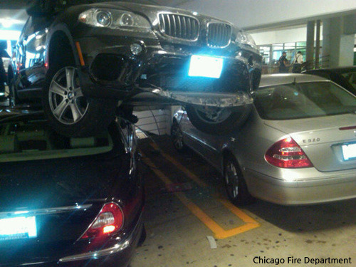mercedbmw22.jpg 벤츠 위에 BMW, 값비싼 주차 사고 