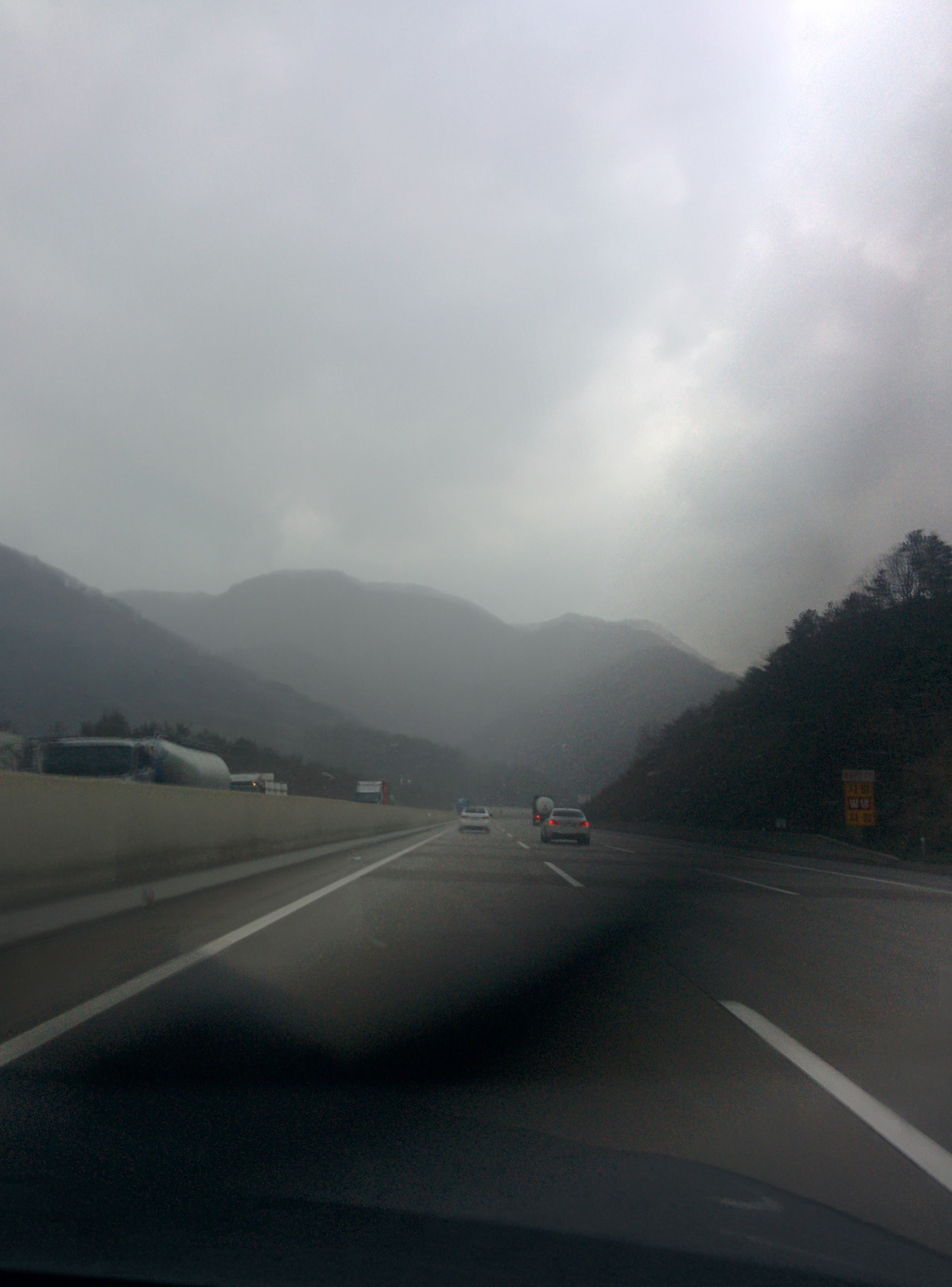 IMG_20151203_155613.jpg 눈날리는 고속도로... 황간휴게소