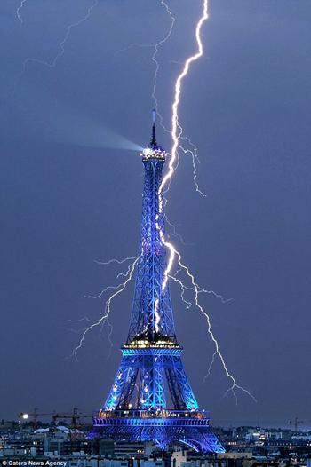 20110902093124759.jpg ‘번개맞는 에펠탑’ 순간포착 사진 화제 