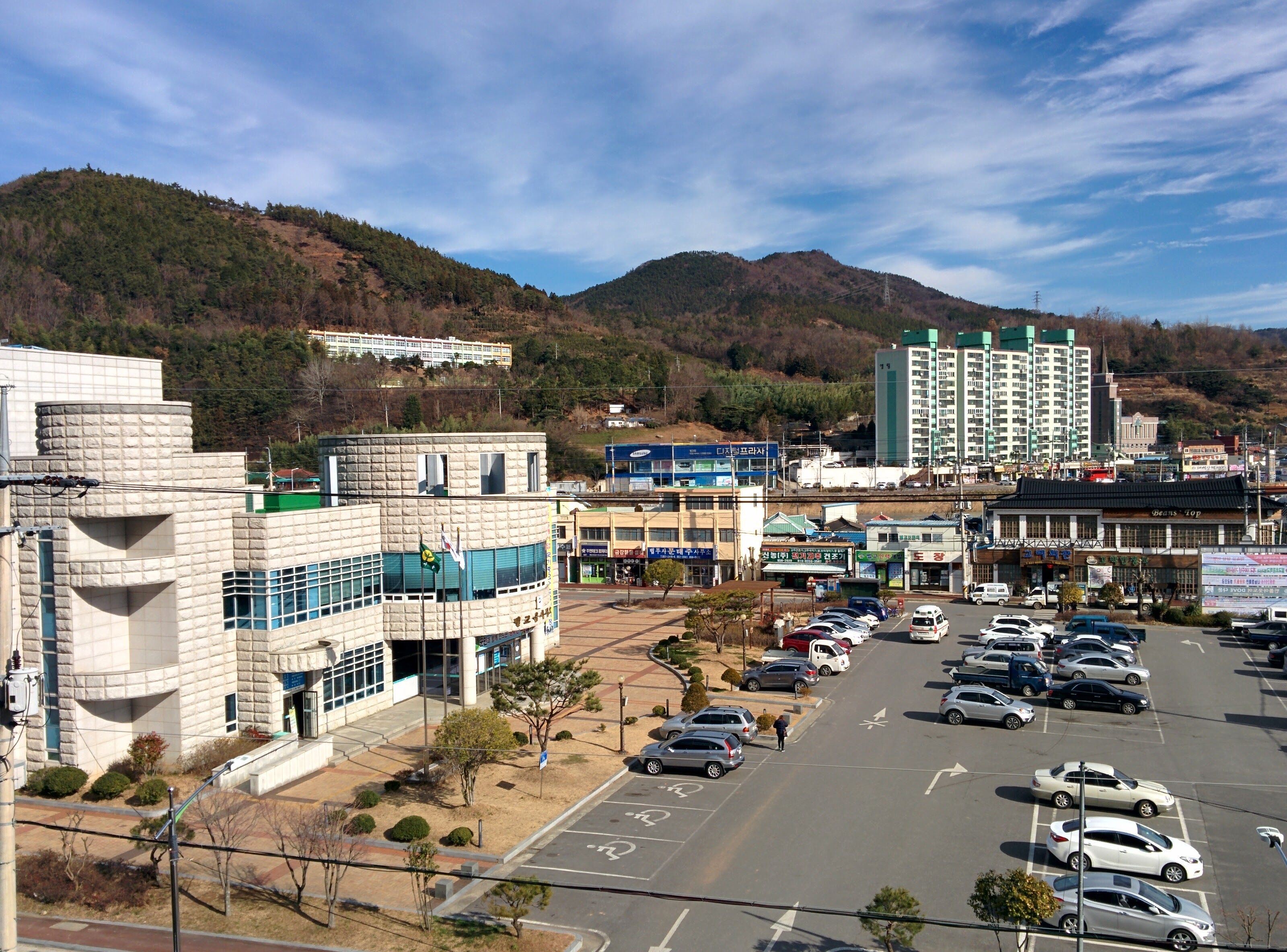 IMG_20151229_121327.jpg 부용산 산책로 입구에서 본 벌교읍사무소, 고려회관, 빈스탑 풍경