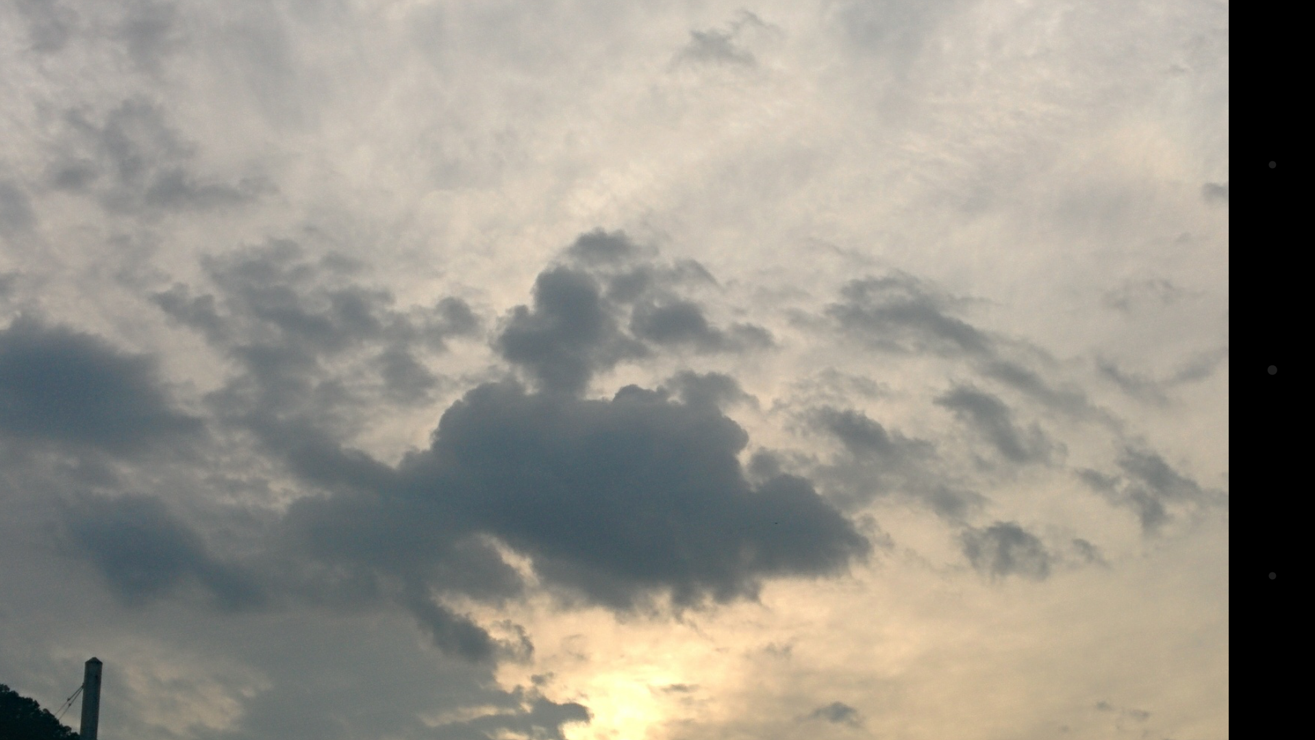 Screenshot_2015-08-18-18-18-34.png 어스름 하늘의 검은 구름에 가린 햇살