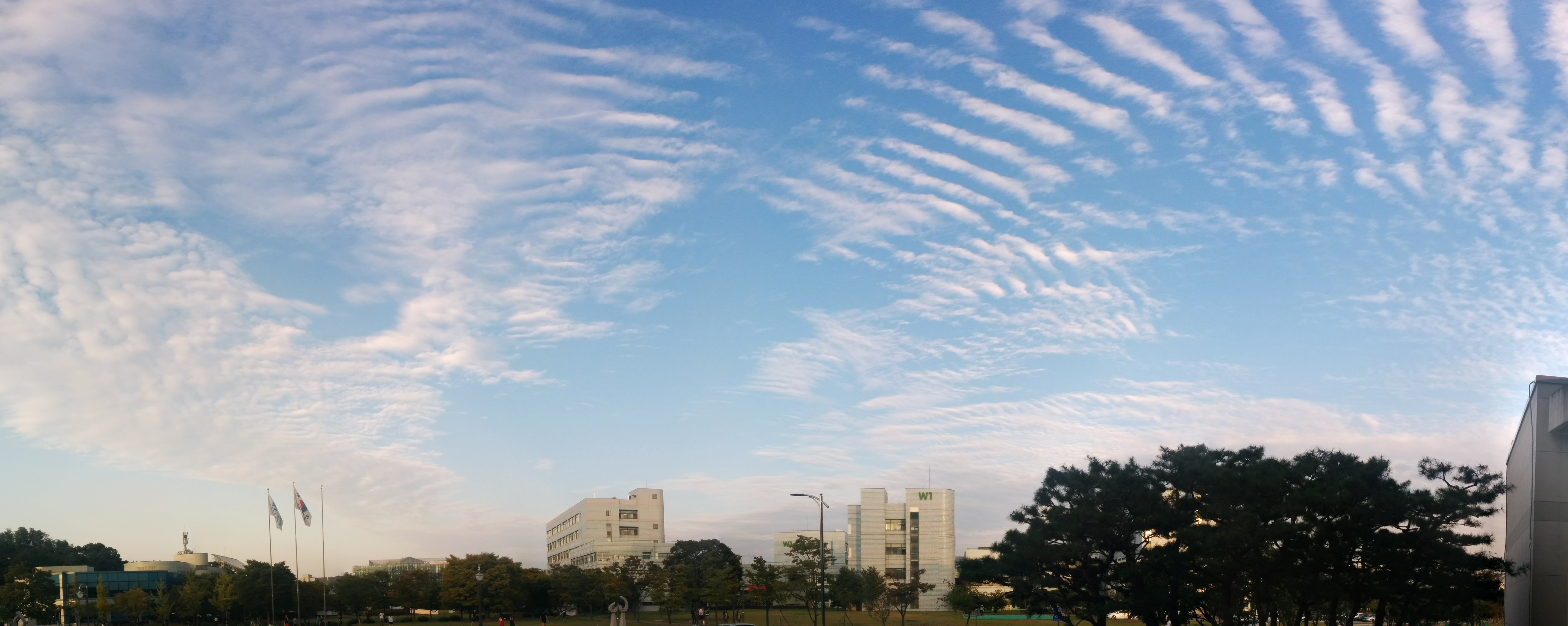 PANO_20150925_173652.jpg 물결구름이 흐르는 과기원 가을하늘