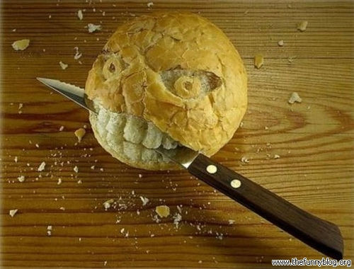 Angry-Eating-Bread-Funny-Picture-In-The-Kitchen.jpg 엽기 빵조각