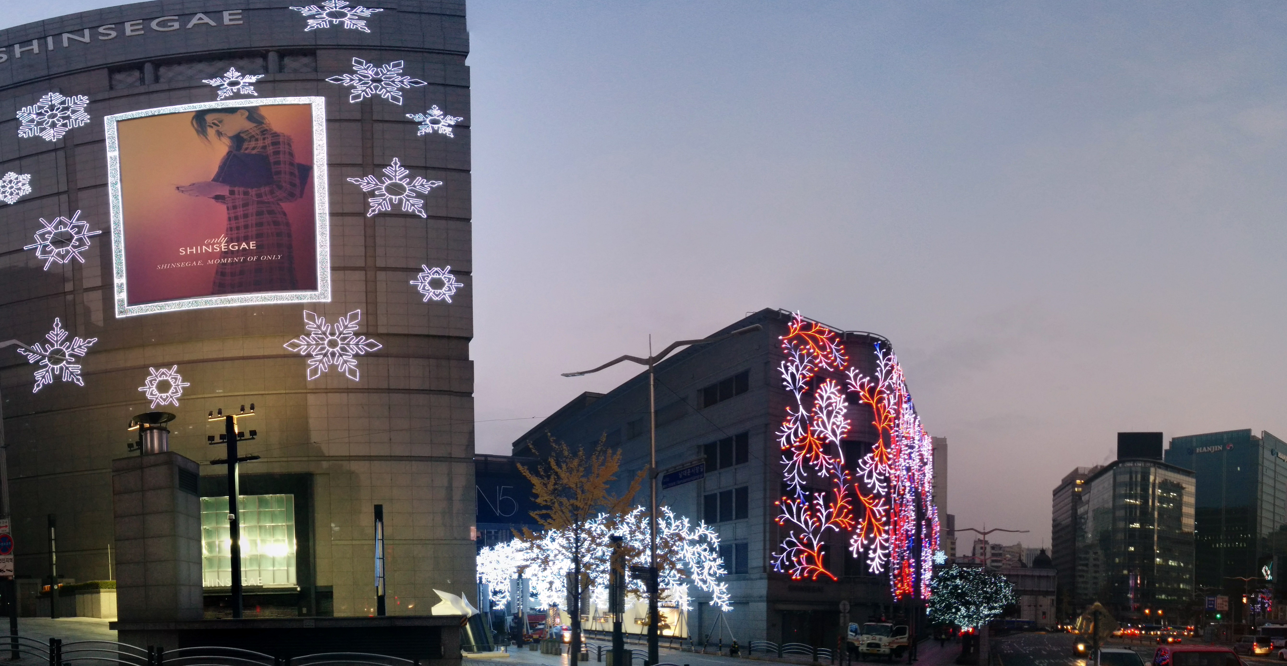 PANO_20151110_065347.jpg 네온사인 밝힌 서울 신세계백화점